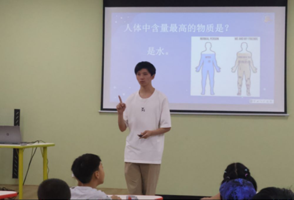 七彩假期，童心飛揚(yáng)