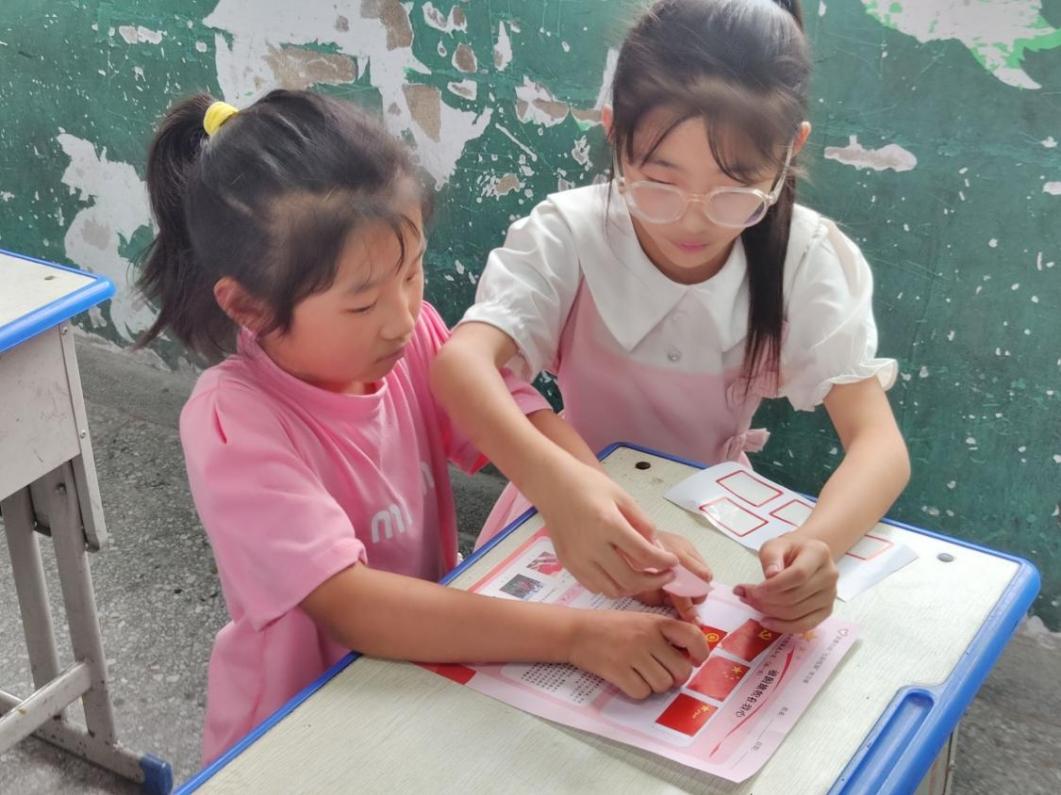 河海大學滿天星支教團在河南商丘開展“祖國旗幟在心中”愛國主義教育活