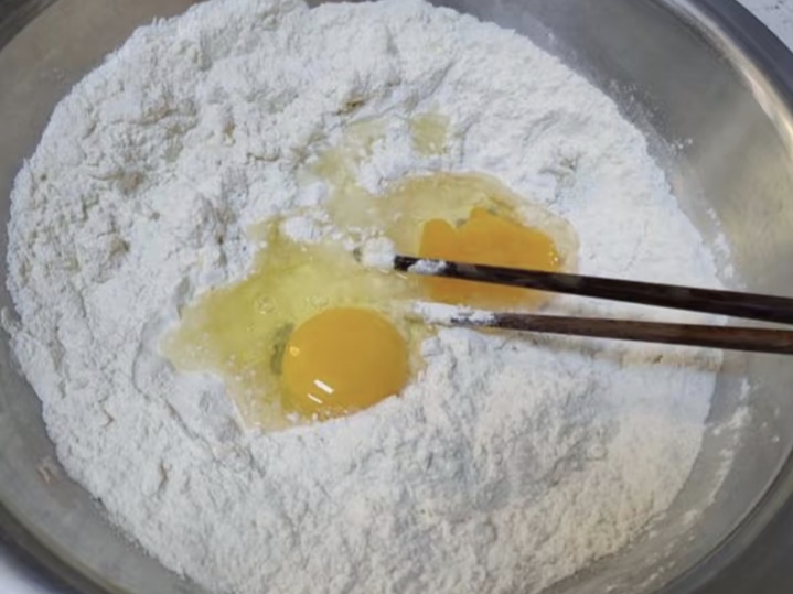 手作揉捻千般巧，香酥回味百年長(zhǎng)