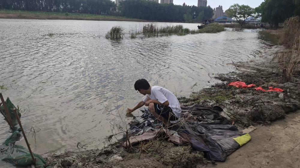 社會(huì)實(shí)踐團(tuán)隊(duì)調(diào)查家鄉(xiāng)水質(zhì)，關(guān)注環(huán)境健康