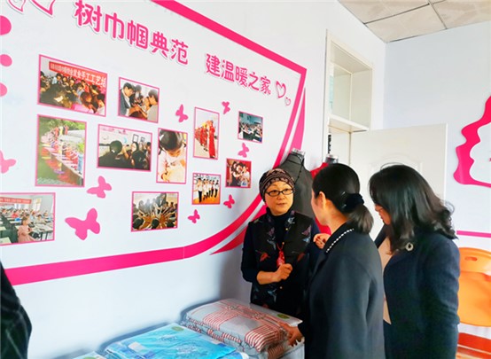 匠心獨(dú)運(yùn)，織就華章：探訪氏鴻葉旗袍工作室的古典之美