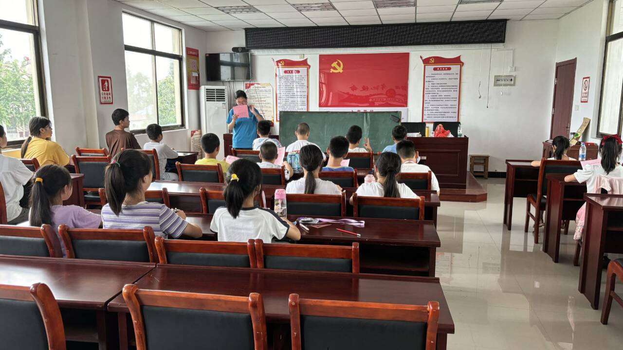 愛與智慧的夏日航程：同大鎮(zhèn)攜手巢湖學(xué)院共繪‘童心斑斕’公益暑托班畫卷