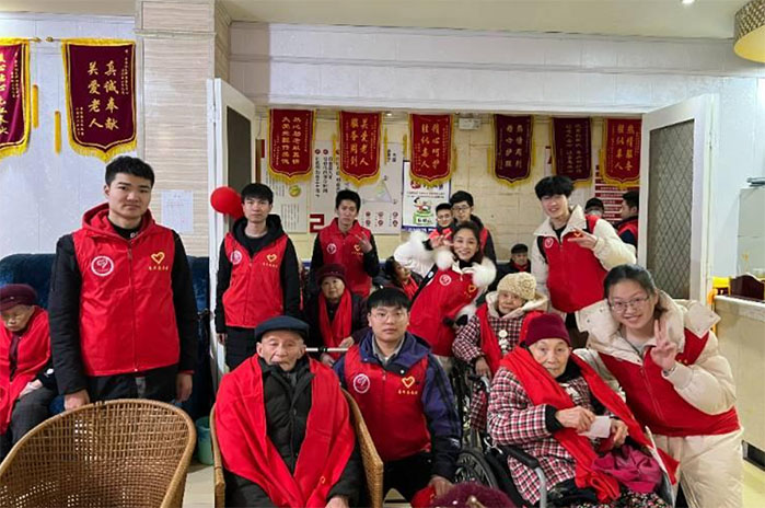 “時光荏苒歲月留聲，傳承初心故事傳情”——通信與信息工程學院“當幸福來敲門”關(guān)愛社區(qū)