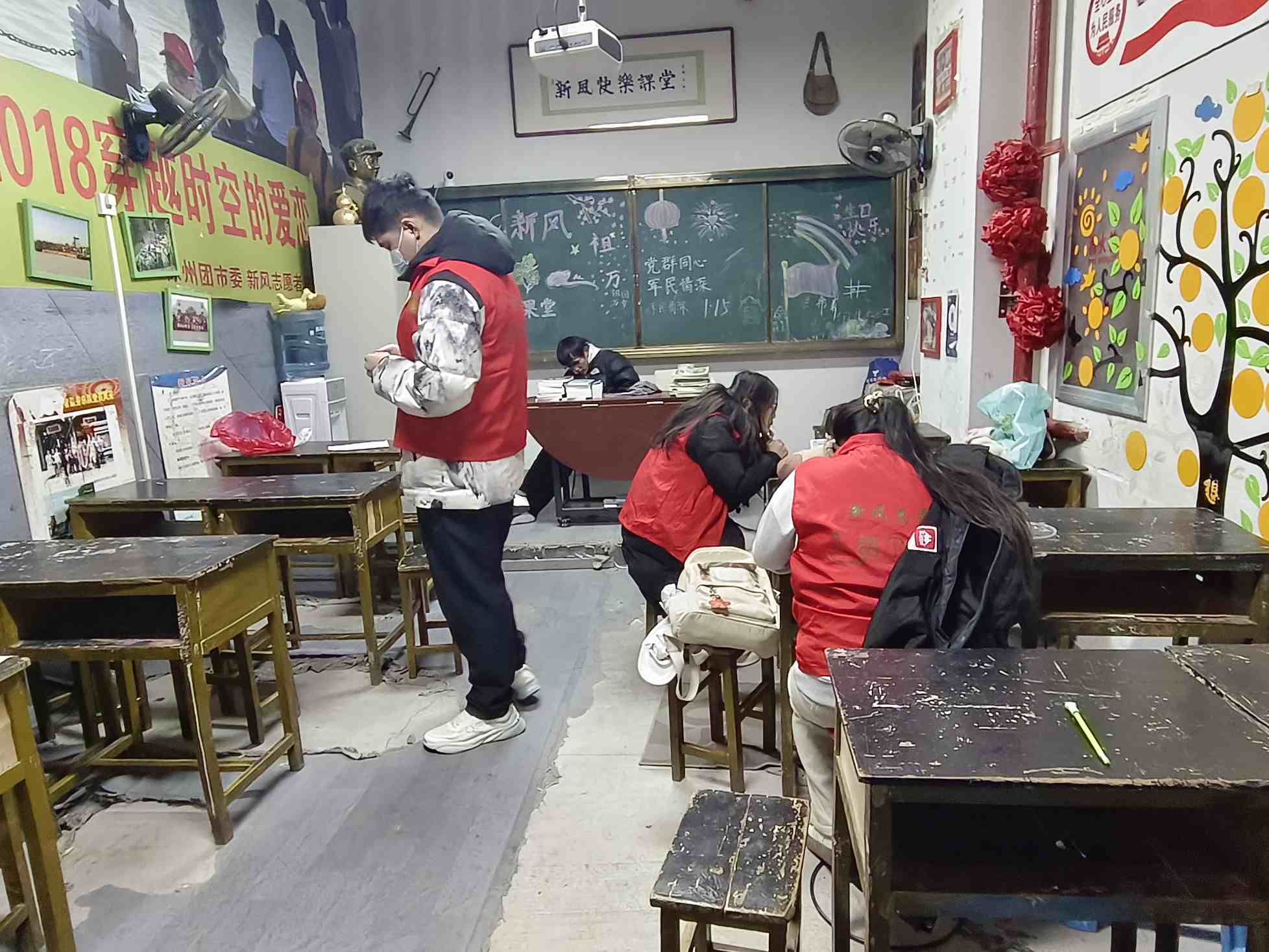 大學(xué)生志愿者投身“新風(fēng)快樂(lè)課堂助成長(zhǎng)”，為冬日學(xué)習(xí)添暖