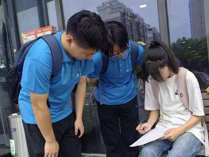 童心相伴，夕陽同輝--巢湖學(xué)院數(shù)學(xué)與大數(shù)據(jù)學(xué)院赴同大鎮(zhèn)“一老一小”教育關(guān)愛服務(wù)團(tuán)前往巢湖市萬達(dá)廣場開展問卷調(diào)查活動