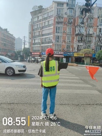 《于寶光處指揮交通，在志愿中閃耀青春》