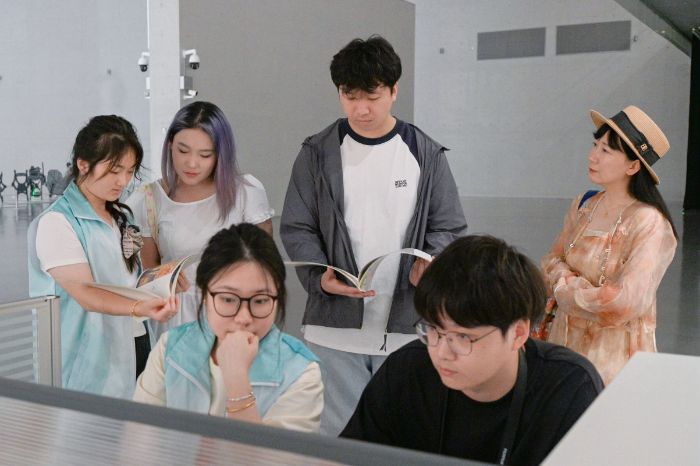 多彩向陽(yáng)服務(wù)隊(duì)：實(shí)干為刃，于藝術(shù)之境綻放青春光彩