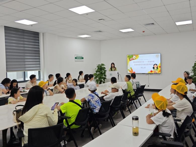 華中農(nóng)大“食品安全與營養(yǎng)中國行”博士團(tuán)帶領(lǐng)中小學(xué)生開展糧食安全與營養(yǎng)知識探索活動