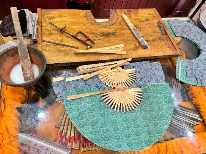 非遺“扇”染青春：重慶人文科技學(xué)院走進折扇廠的文化對話