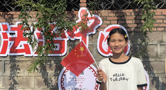 童夢(mèng)深融黨志，稚手編織未來