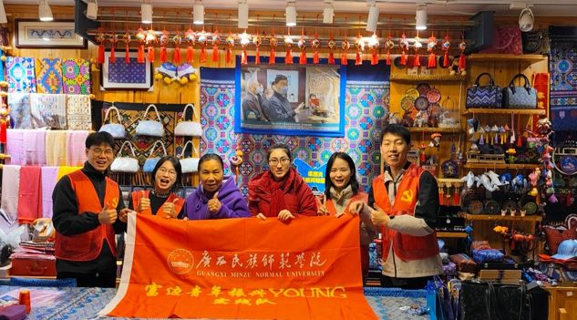 青春力量賦能非遺傳承：廣西民族師范學(xué)院學(xué)子讓壯錦煥發(fā)新彩