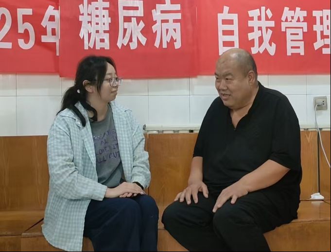 紅心映白袍，仁心暖鄉(xiāng)梓