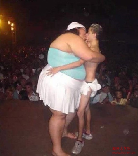 美國(guó)大學(xué)生接吻，這未免也太重口味了吧