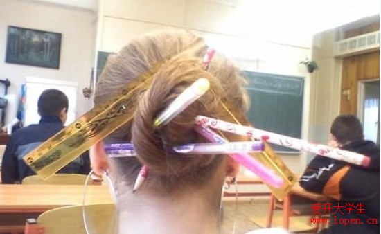 女學(xué)生忘記帶文具盒后想出來的插筆好辦法