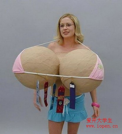 美國(guó)一位女學(xué)生示范了什么才叫做“豪乳”