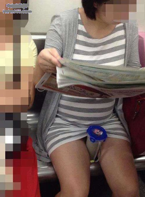 坐地鐵時(shí)，看見(jiàn)一妹子節(jié)操碎了一地