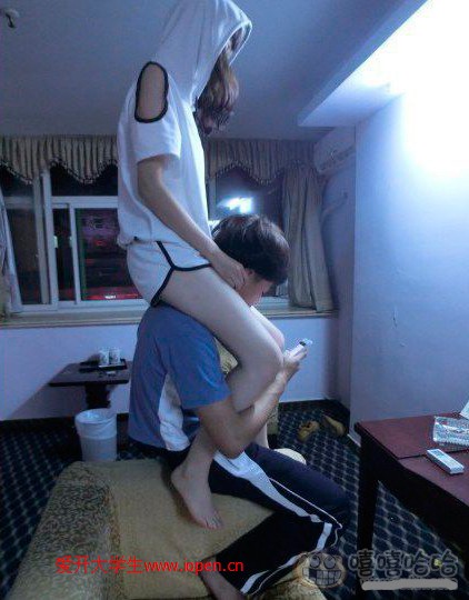 女友，手機(jī)兩不誤