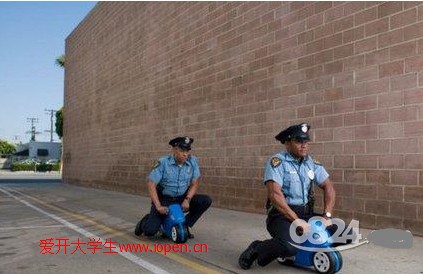 原來(lái)美國(guó)警察是這樣巡邏的，漲姿勢(shì)了