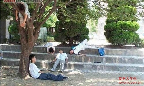 大學(xué)生們的奇葩姿勢，真是各有特色呀