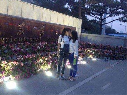 學(xué)院妹子你們在干嘛呀，大庭廣眾下的