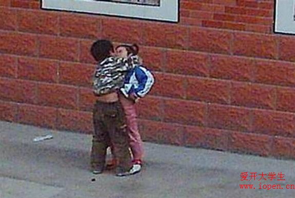 看圖中小學(xué)生此舉，看來我們90后落伍了