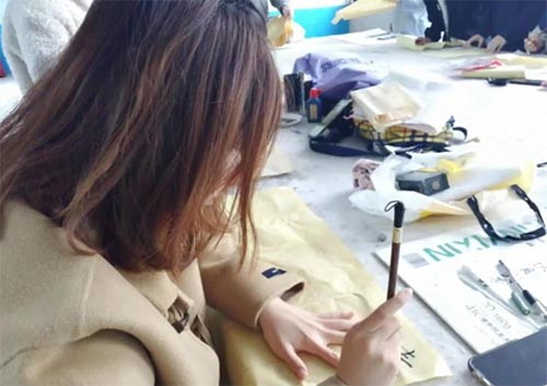 方寸布間留春色，植物拓印獻(xiàn)教師