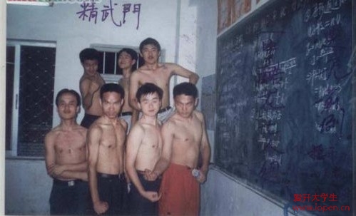 校園里學(xué)生們成立的精武門，真是笑死人了