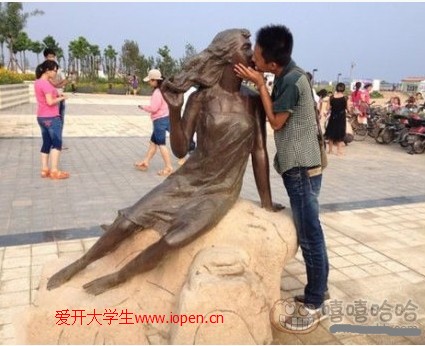 大學(xué)男屌絲這一吻，真是讓人汗顏呀