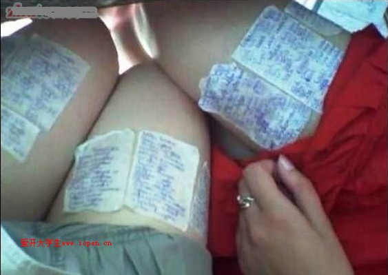 女學(xué)生考試時(shí)牛逼的作弊方法，實(shí)在是佩服佩服