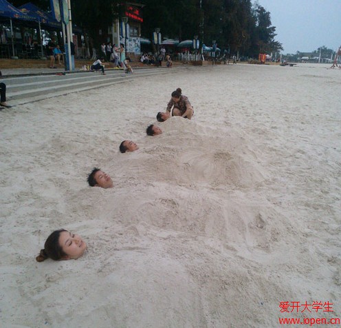 學(xué)生們在沙灘上玩這種游戲，未免有些腦殘吧