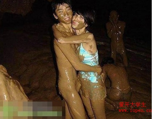 大學(xué)情侶如此恩愛，真是讓人敬佩呀