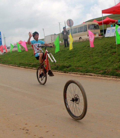 大學生自行車比賽，出現(xiàn)這奇葩情況
