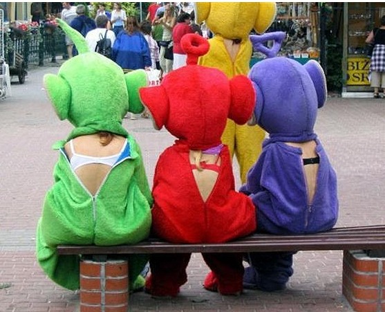 廣場(chǎng)上的卡通妹子，你節(jié)操掉了