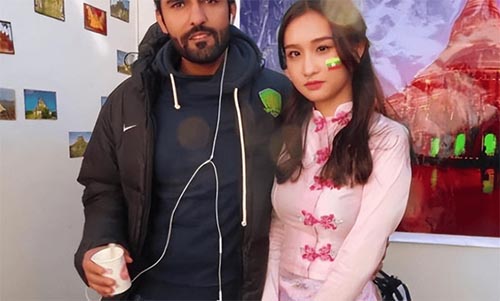 女大學(xué)生化身“陪讀女”，1對3服務(wù)留學(xué)生