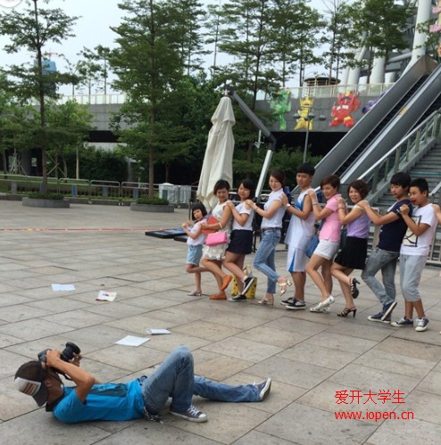 校園里的敬業(yè)拍攝，你是否被雷到呢？