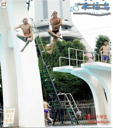 夏日期間大學(xué)校園里的奇葩跳水
