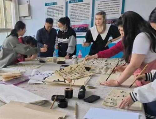 “揮毫潑墨顯師德，妙筆丹青送清風(fēng)”