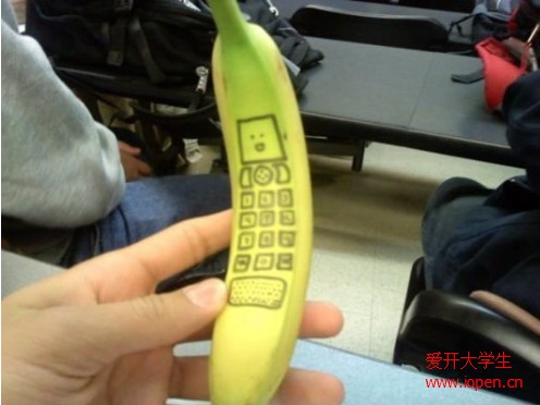 學(xué)生上課時(shí)畫的一部手機(jī)，很逼真喲