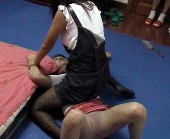 女學(xué)生打架各種圖片大曝光！