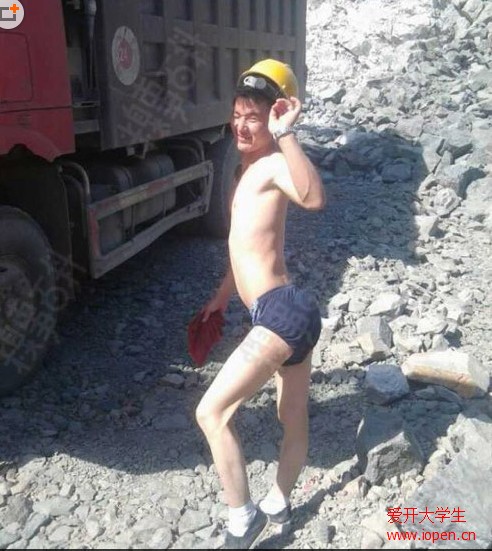 大學(xué)里的男屌絲用他的身體示范了什么叫做性感！