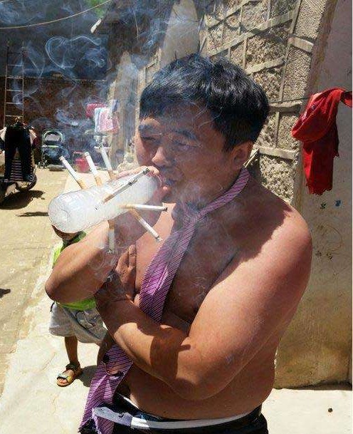 如此吸煙你見過嗎？沒辦法呀實(shí)在是煙癮大！