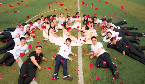 山東科大地科學(xué)子拍攝個性畢業(yè)寫真紀(jì)念永不逝去的青春