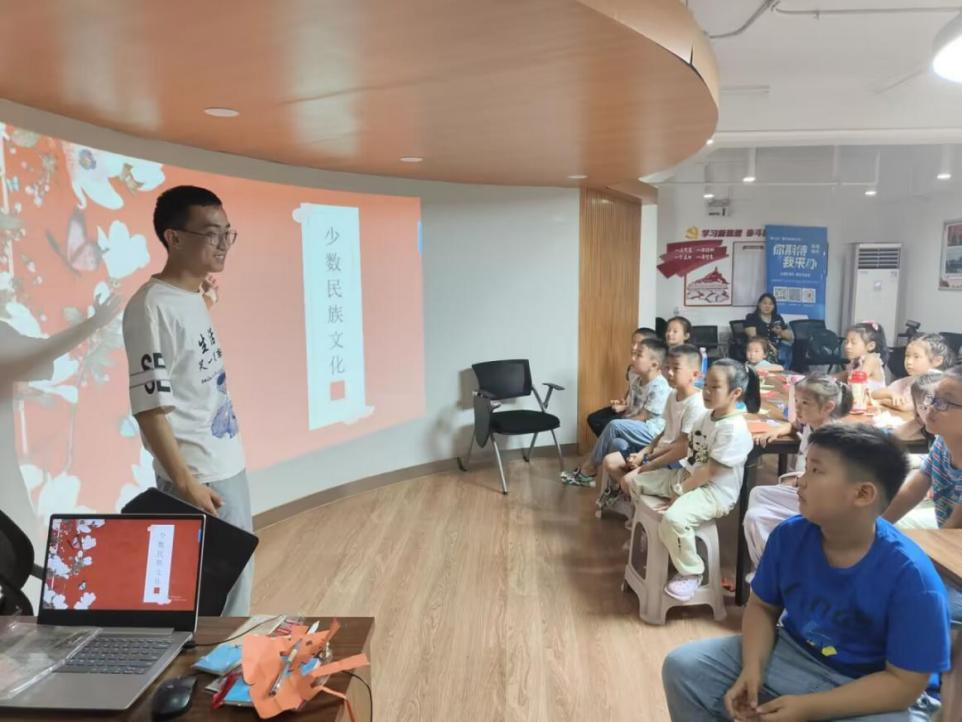 “心聚石榴籽，E研民族情”實(shí)踐隊(duì)赴龍信社區(qū)開(kāi)展民族文化宣講