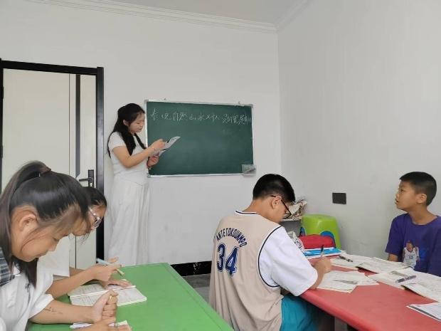 鄉(xiāng)音筑語(yǔ)啟童夢(mèng)，暑教傳慧潤(rùn)童心