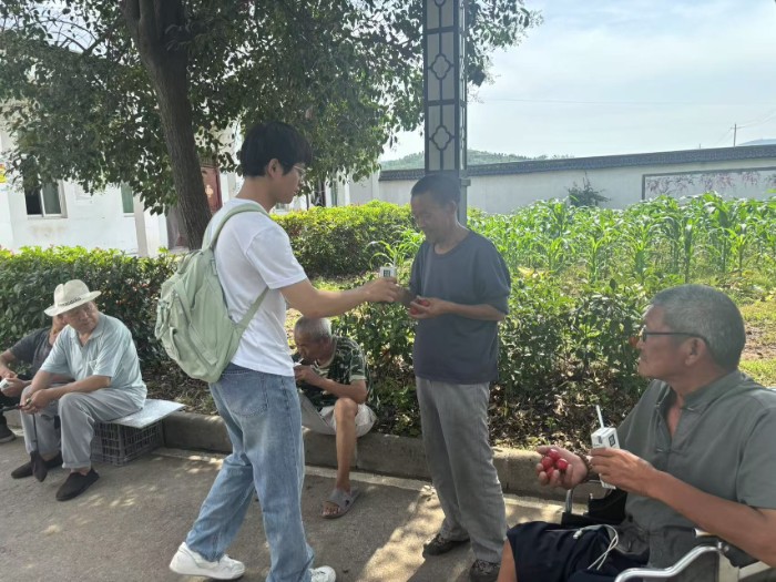 淮北師范大學(xué)“銀齡暖陽(yáng)”志愿服務(wù)團(tuán)隊(duì)走進(jìn)蔣疃敬老院開展暑期實(shí)踐活動(dòng)