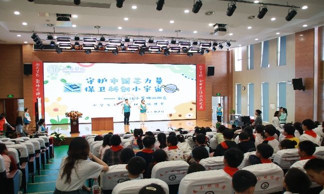 法護(hù)童心筑防線，七彩課堂助法治