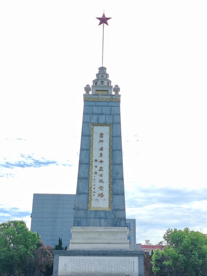 “點亮八皖” 志愿團隊走進(jìn)霍邱縣烈士陵園 緬懷先烈傳承紅色基因