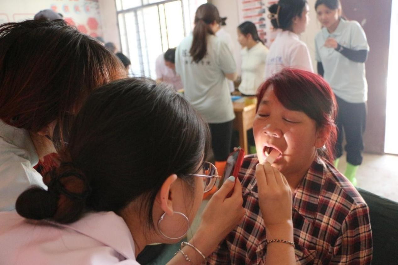 跨越千里愛(ài)心行，津渝學(xué)子送健康