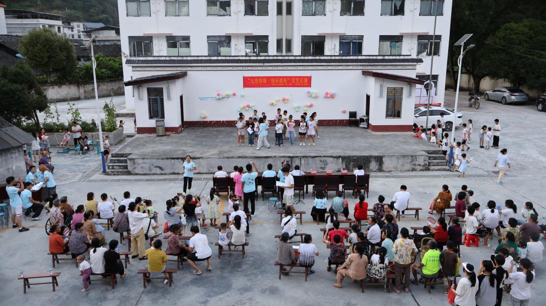 鄉(xiāng)村振興“藝”起來！湖南大學(xué)社會實踐團(tuán)在內(nèi)溪村順利舉辦“七彩假期，快樂成長”文藝匯演