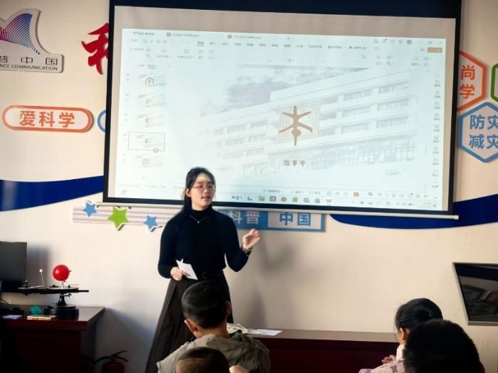 山大清華共攜手，字韻詩情潤童心